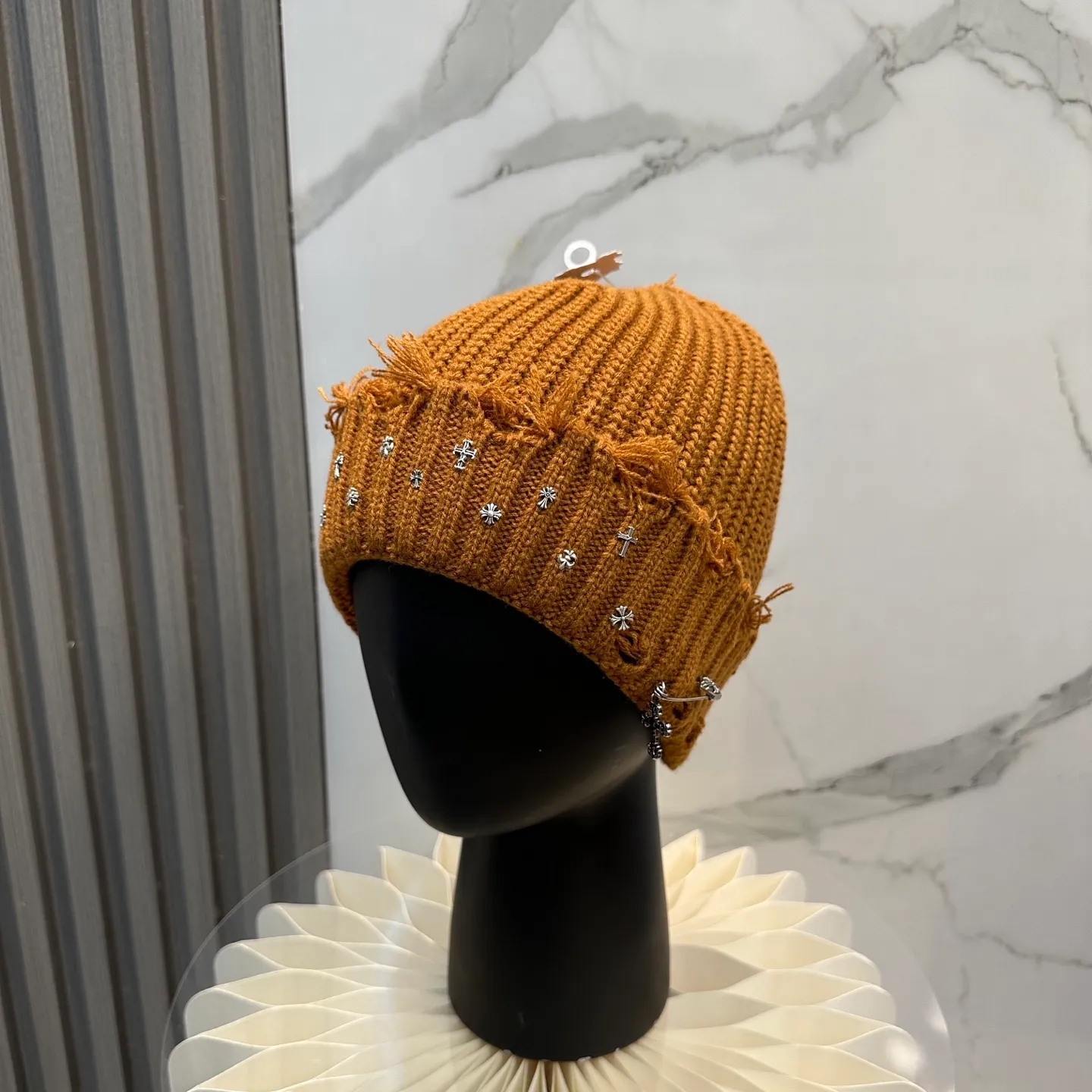 P70 🤍Chrome hearts new autumn and winter cross knitted hat🧶 One of the must-have hats in autumn and winter~ It really looks good on whoever wears it~, it is also a perfect match in black and white and gray in autumn~